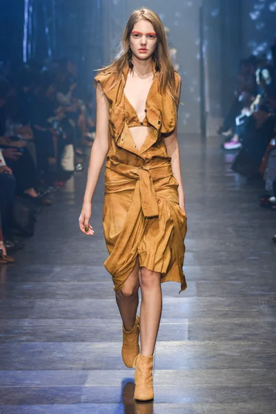 Look 18